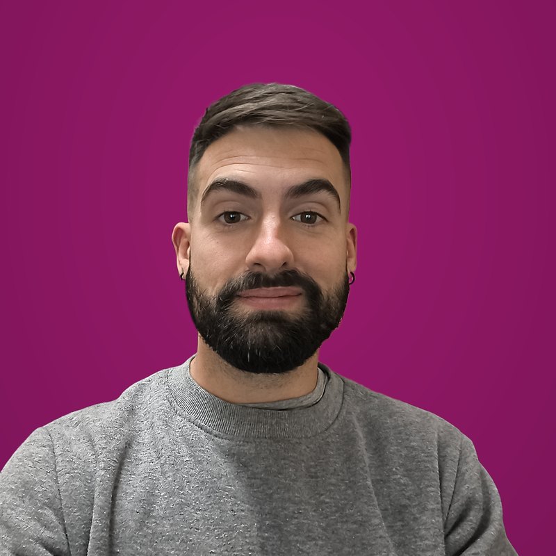 Raúl González Fuerte, enólogo, retrato sobre fondo magenta de Uvitax